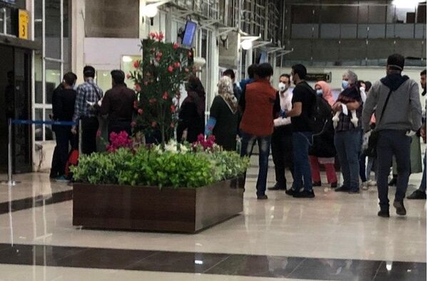 مسافران، از عدم کنترل بهداشتى در ورودى فرودگاه خبر مى دهند.