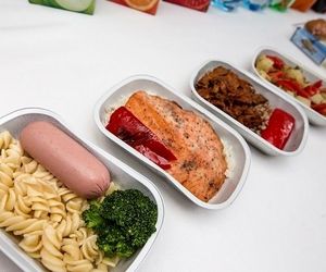 ۱۰ نکته درباره غذا خوردن در هواپیما