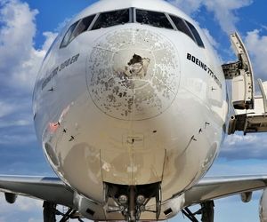 تصاویری از بویینگ ۷۷۷ هواپیمایی امارات پس از خروج از طوفان تگرگ