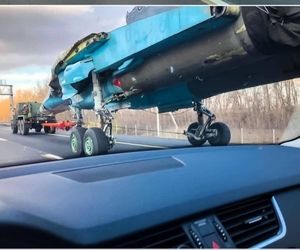 جابجایی سوخو ۳۴ در اتوبان با استفاده از ارابه‌های فرود خود هواپیما