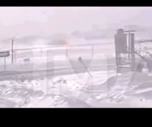 لحظه فرود و واژگونی هواپیمای CRJ۹۰۰ شرکت هواپیمایی ENDEAVOR AIR از دید دوربین مدار بسته فرودگاه پیرسون
