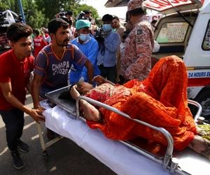 برخى منابع از زنده ماندن حداقل دو نفر در سانحه امروز کراچى خبر مى دهند. 