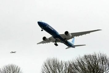 اولین بویینگ 777X شرکت هواپیمایی لوفت‌هانزا خارج از درب‌های کارخانه بویینگ در سیاتل دیده شد.