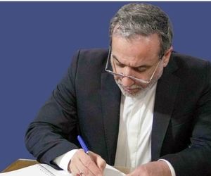 عراقچی خواستار برقراری پرواز مستقیم بین ایران و تونس شد