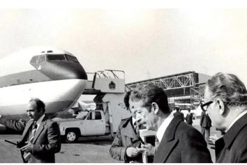 «شاپور بختیار» در فرودگاه 
مهرآباد 