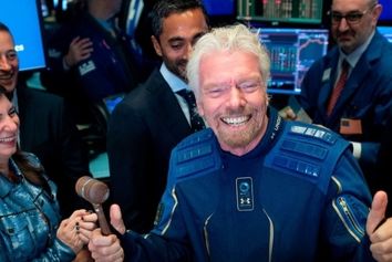 ریچارد برانسون، بنیانگذار شرکت فضایی ویرجین گالکتیک" امروز در قالب اولین پرواز فضایی سرنشین‌دار تجاری به فضا خواهد رفت.
