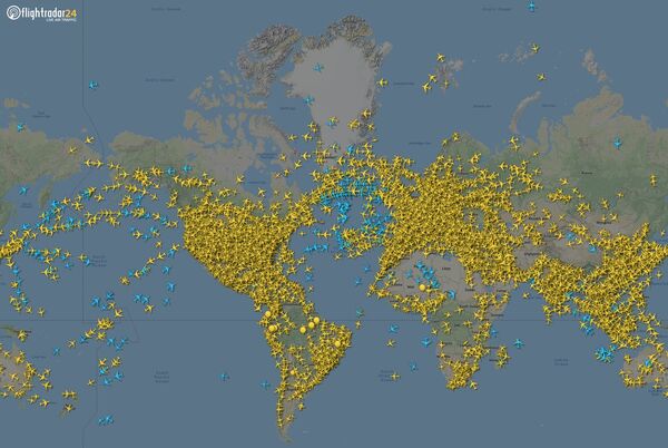 چرا بعضی از هواپیماها در نرم افزار flightradar24 آبی رنگ هستند؟