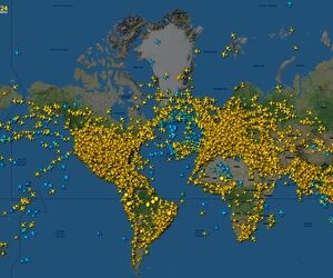 چرا بعضی از هواپیماها در نرم افزار flightradar24 آبی رنگ هستند؟