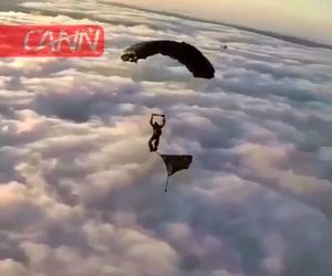 اهتزاز پرچم آقا ابوالفضل العباس بر فراز ابرها توسط چترباز قهرمان تیپ 65 نوهد
