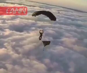 اهتزاز پرچم آقا ابوالفضل العباس بر فراز ابرها توسط چترباز قهرمان تیپ 65 نوهد
