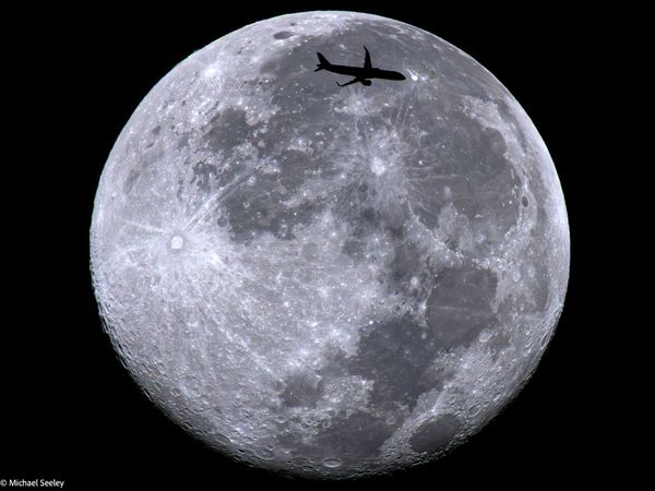 عبور تماشایی ایرباس اسپیریت ایرلاینز از مقابل ماه بر فراز ساحل فضایی