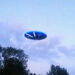 عبور سریع UFO نقره ای رنگ از نزدیک هواپیما