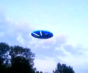 عبور سریع UFO نقره ای رنگ از نزدیک هواپیما