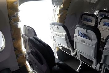 کنده‌شدن درب اضطراری "بویینگ" ۷۳۷ مکس و شکایت مهمانداران