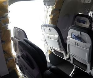 کنده‌شدن درب اضطراری 