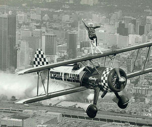 آویزان از بال های مرگ