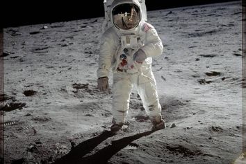 آب یخ فشان های ماه برای نوشیدن و حمام فضانوردان آینده