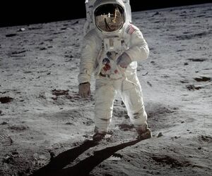 آب یخ فشان های ماه برای نوشیدن و حمام فضانوردان آینده