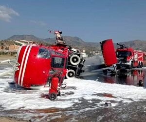 لحظه سقوط هلیکوپتر آتش نشانی ایتالیایی در فرودگاه رجیو کالابریا + فیلم
