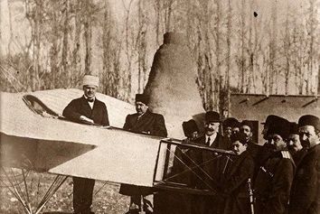 نخستین پرواز در آسمان ایران؛ نمایش هوایی خلبان لهستانی مقابل احمدشاه قاجار