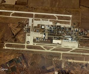 تصاویر ماهواره‌ای نشان می‌دهد فرودگاه بین‌المللی کی‌یف آسیبی ندیده اما باندهای آن با خودروهایی مسدود شده است.
