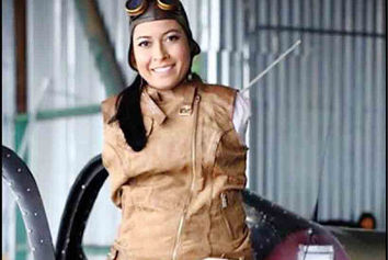 این زن بدون دست پیانو می‌زند و خلبانی می‌کند
