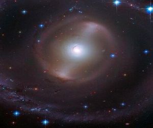 تصویر خارق العاده از کهکشان مارپیچی میله‌ای