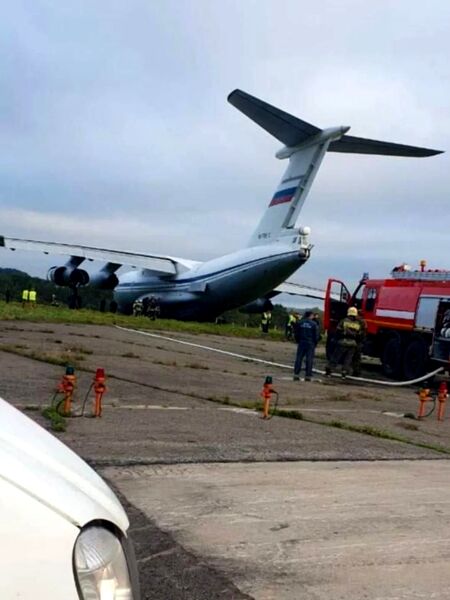 فرود اضطراری هواپیمای نظامی IL-76 روسیه در فرودگاه چرماشانکا کراسنویارسک