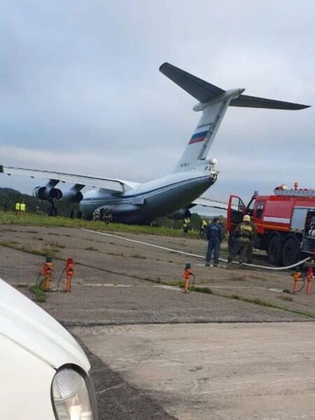 فرود اضطراری هواپیمای نظامی IL-76 روسیه در فرودگاه چرماشانکا کراسنویارسک