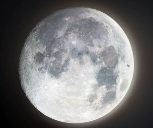 تصویر ایستگاه بین‌المللی فضایی با پس زمینه ماه 
