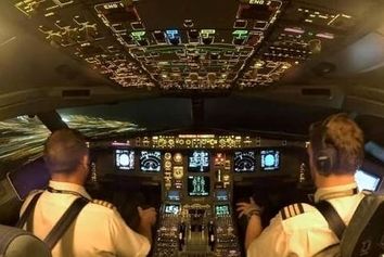 لحظه جالب فرود هواپیما در فرودگاه مهرآباد تهران از دید کابین خلبان