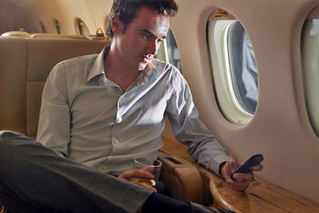 چرا در هواپیما گوشی همراه را خاموش می‌کنیم؟