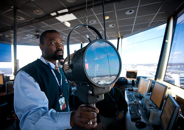 سیگنال های نوری چه کمکی به خلبانان میکنند؟