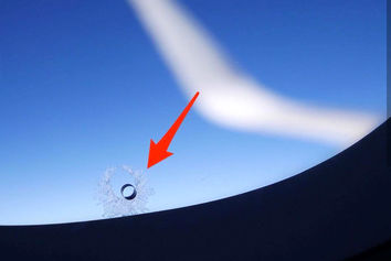 در مورد سوراخ روی پنجره هواپیما بدانید