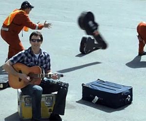 آهنگى که یک شرکت هواپیمایى را به خاک سیاه نشاند!