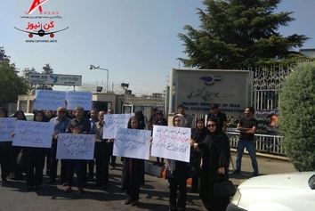 تجمع جمعی از خانواده های جانباختگان سانحه پرواز تهران-یاسوج در مقابل سازمان هواپیمایی کشوری