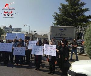 تجمع جمعی از خانواده های جانباختگان سانحه پرواز تهران-یاسوج در مقابل سازمان هواپیمایی کشوری