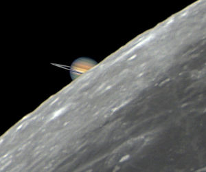 ماه زحل را می‌پوشاند