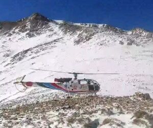 تصاویری از نجات کوهنوردان گرفتار در برف