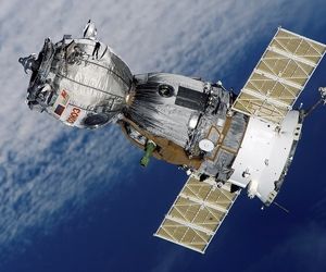 سایوز فضانوردان را به زمین برگرداند