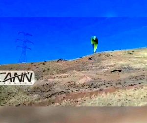 فیلم گیر کردن پاراگلایدرسوار به کابل هاى فشار قوى/ این فرد توسط مأموران آتش نشانى از مرگ نجات یافت