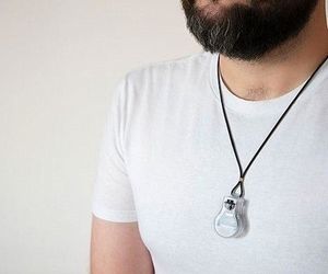 این گردنبند ساخت ناسا هنگامی که قصد لمس صورت‌تان را دارید به شما هشدار می‌دهد!