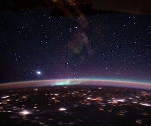 تصویری از شفق قطبی (نور سبز در وسط تصویر) ثبت شده از ایستگاه بین‌المللی فضایی هنگامی که ISS در فاصله ۲۶۳ مایلی زمین و بر فراز قزاقستان در حال عبور بود