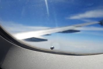 چرا روی پنجره هواپیماها سوراخ ریز وجود دارد؟