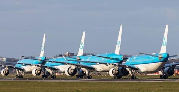 هواپیماهای پارک شده در فرودگاه Schiphol آمستردام