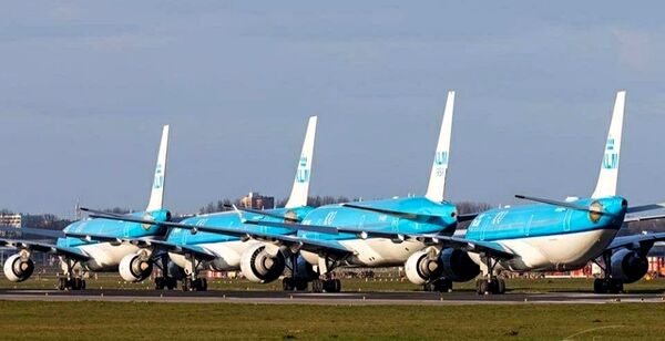 هواپیماهای پارک شده در فرودگاه Schiphol آمستردام