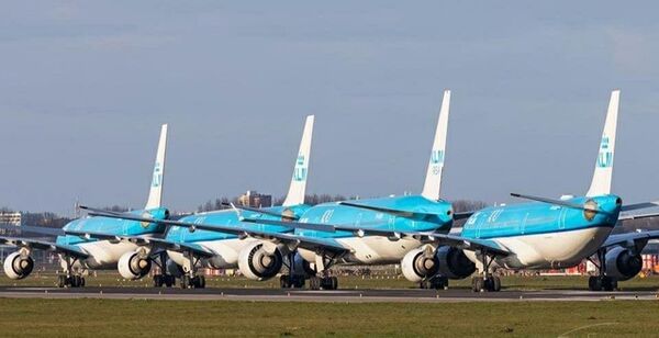 هواپیماهای پارک شده در فرودگاه Schiphol آمستردام