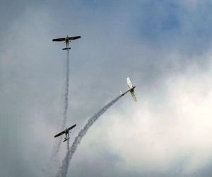 مانور ویژه هواپیماهای فوق سبک بر فراز برج میلاد +تصاویر