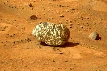 محققان ناسا از کشف یک سنگ «راه راه» در مریخ غافلگیر شدند