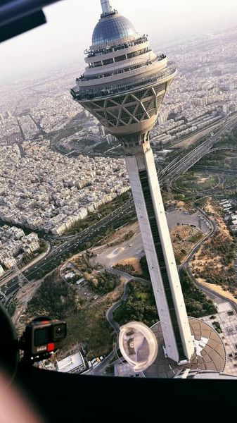 پرواز یک فروند هواپیمای فوق سبک گرداگرد برج میلاد